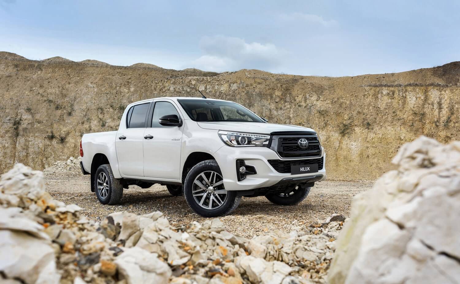 toyota-toyota-hilux-car-desktop-1500-min