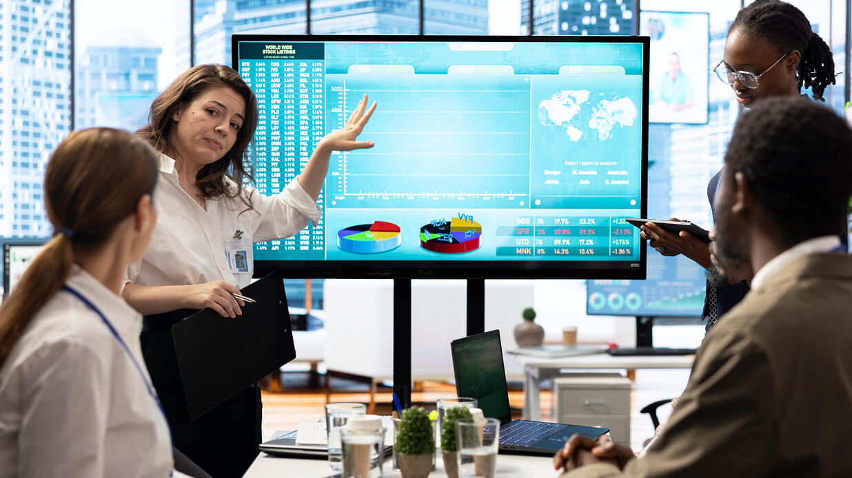  HubSpot vs Salesforce: Which CRM Is Right for Mid-Market B2B?